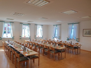 Foto von den gedeckten Tischen beim Fairen Fr&uuml;hst&uuml;ck